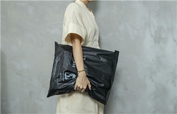 Do You Know the Technology and Advantages of Garment Packaging Bag?